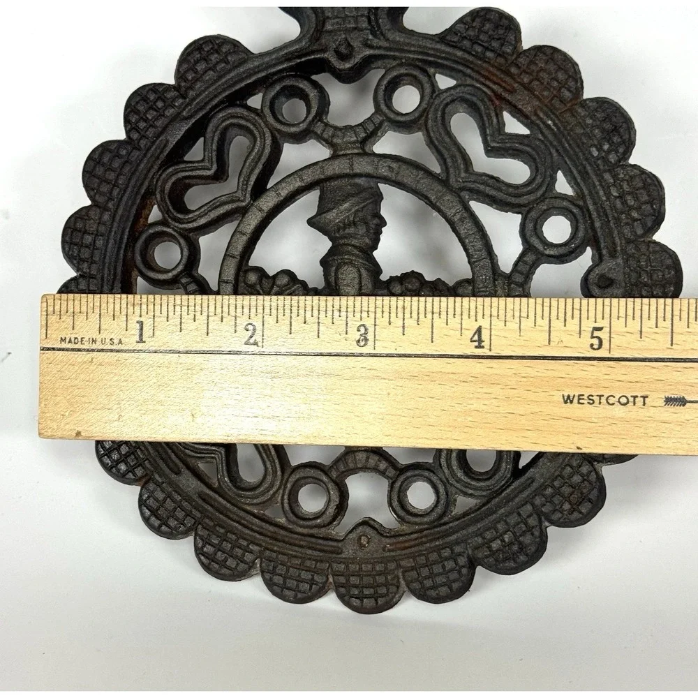 The Unbranded Brand vintage trivet